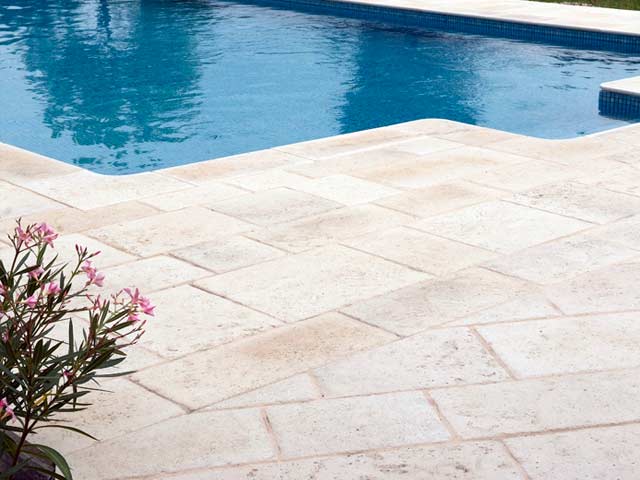 Les margelles en pierre reconstituée offrent une multitude de solutions d’aménagement pour votre jardin, terrasse, tour de piscine, allée…