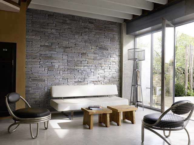 Les parements contemporains en pierre reconstituée habillent vos murs intérieurs comme extérieurs et offrent un cachet élégant et naturel.