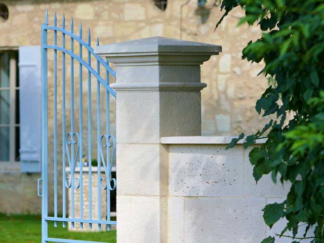 Embellissez l'entrée de votre propriété en profitant d'un large choix de piliers en pierre reconstituée.